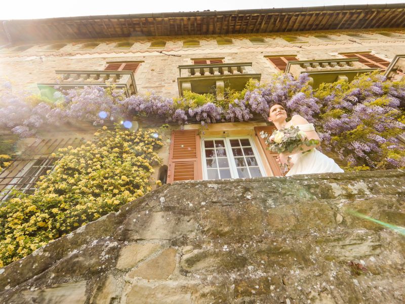 Svatba Itálie a italský civilní obřad v zahradě hradu