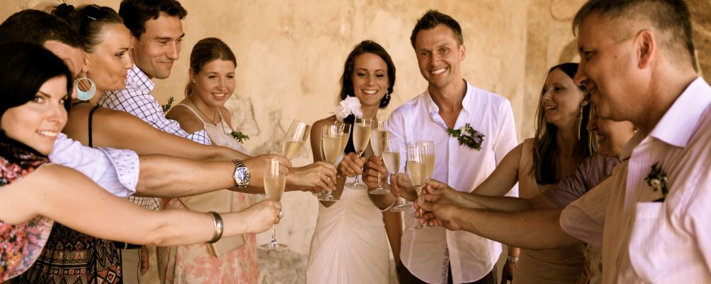 Rodinná svatba v Toskánsku přípitek po obřadě