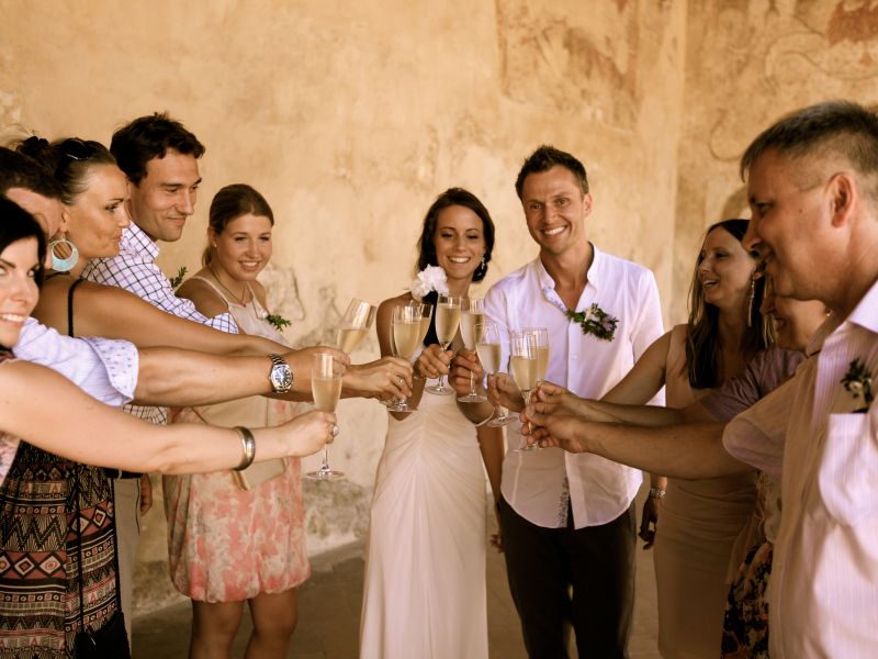 Rodinná svatba v Toskánsku přípitek po obřadě