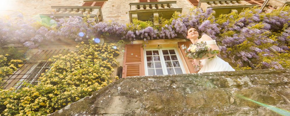 Svatba Itálie a italský civilní obřad v zahradě hradu