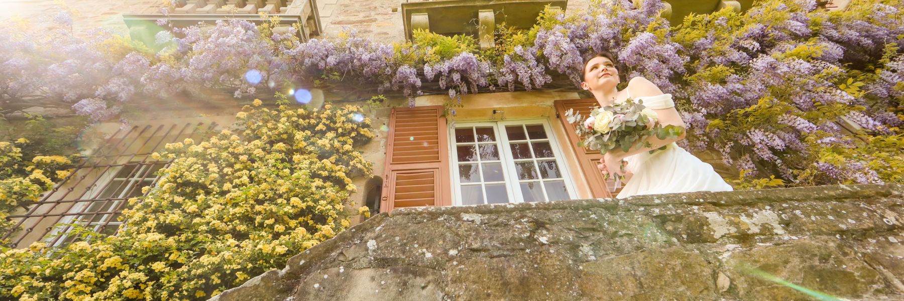 Svatba Itálie a italský civilní obřad v zahradě hradu